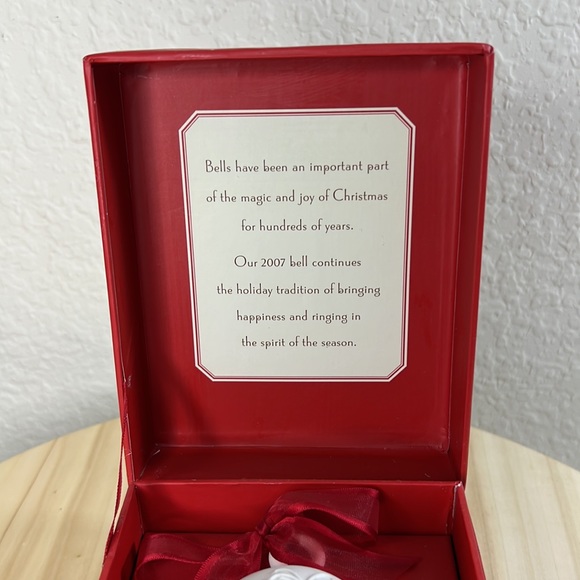 2007 Hallmark Keepsake Ornament Porcelain Bell Christmas Wreath in Box - Picture 4 of 6